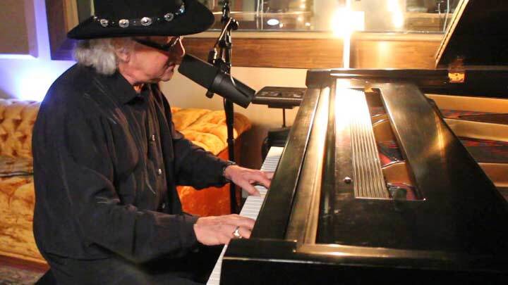 Un prestigioso músico estadounidense afincado en Palos pide dinero por Internet para recuperar la movilidad