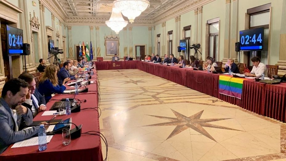 El Ayuntamiento da vía libre al nuevo reglamento para autobuses con paradas de 'seguridad' para mujeres y niños