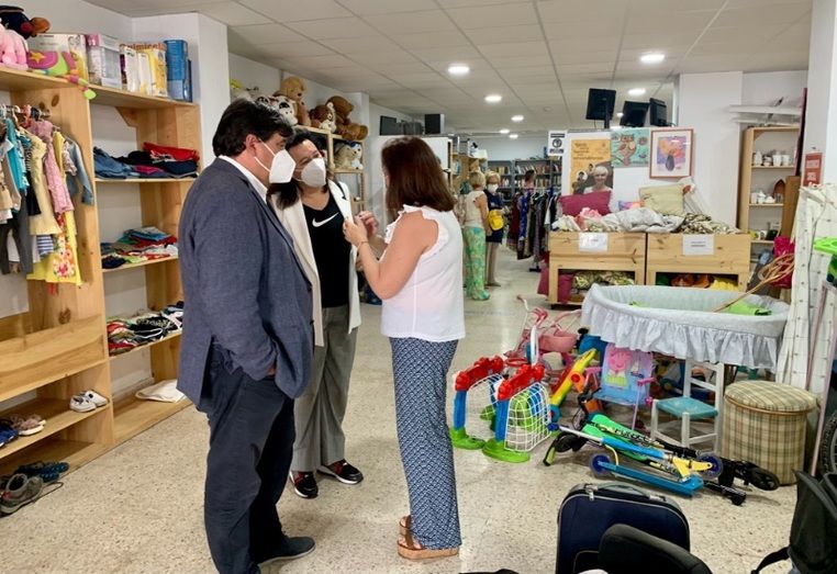 El alcalde de Huelva se compromete a reforzar la colaboración con Madre Coraje