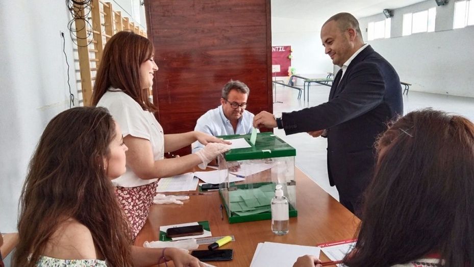 Los candidatos por Huelva ejercen su derecho a voto