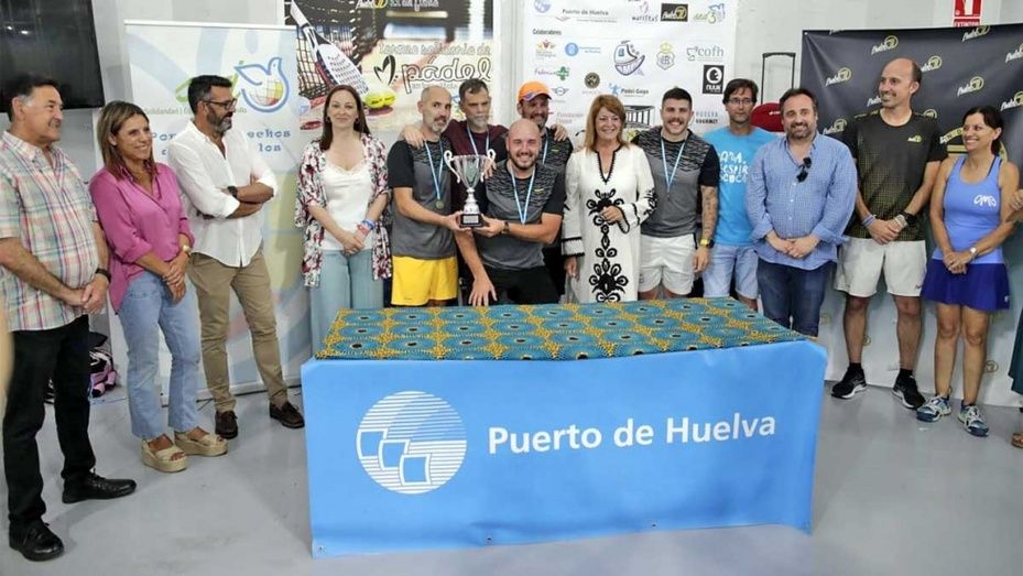 Más de un centenar de jugadores consolida el torneo benéfico de pádel promovido por la ONG 'Sed Huelva'