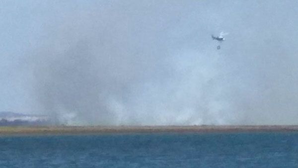 Controlado un incendio en el paraje Marisma del Burro con un helicóptero en una zona inaccesible