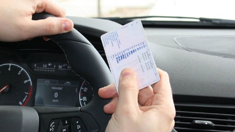 Golpea sin carnet a otro coche en presencia de varios policías y argumenta que al día siguiente tenía el examen teórico