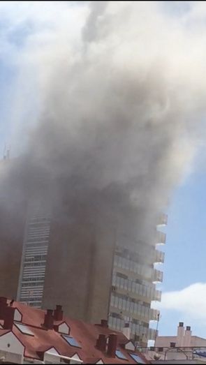 Extinguen un incendio en la azotea del edificio de la plaza 12 de octubre