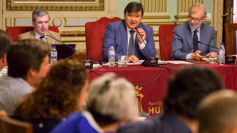El Pleno muestra su respaldo a los comerciantes e insta a la Junta a reactivar las ayudas a los Centros Comerciales Abiertos