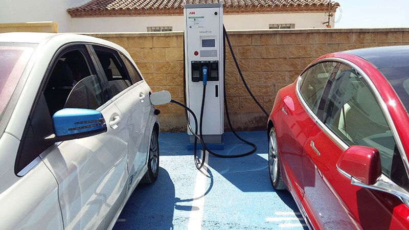 Aracena estrena dos puntos gratuitos de carga rápida para coches eléctricos