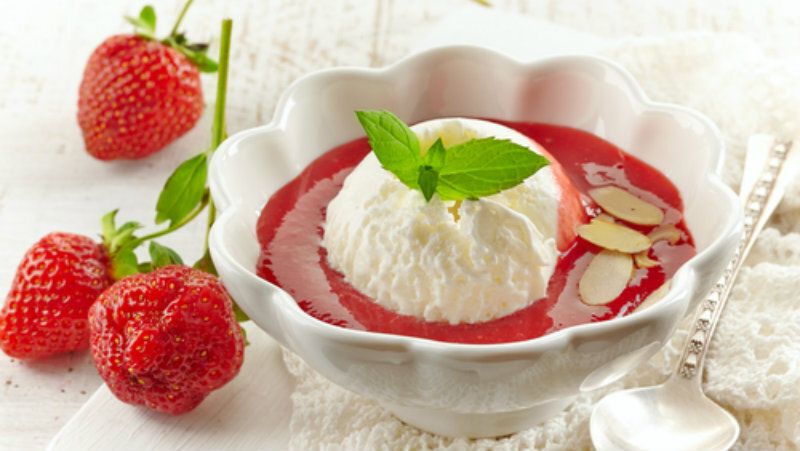 Sopa de fresas con helado de vainilla