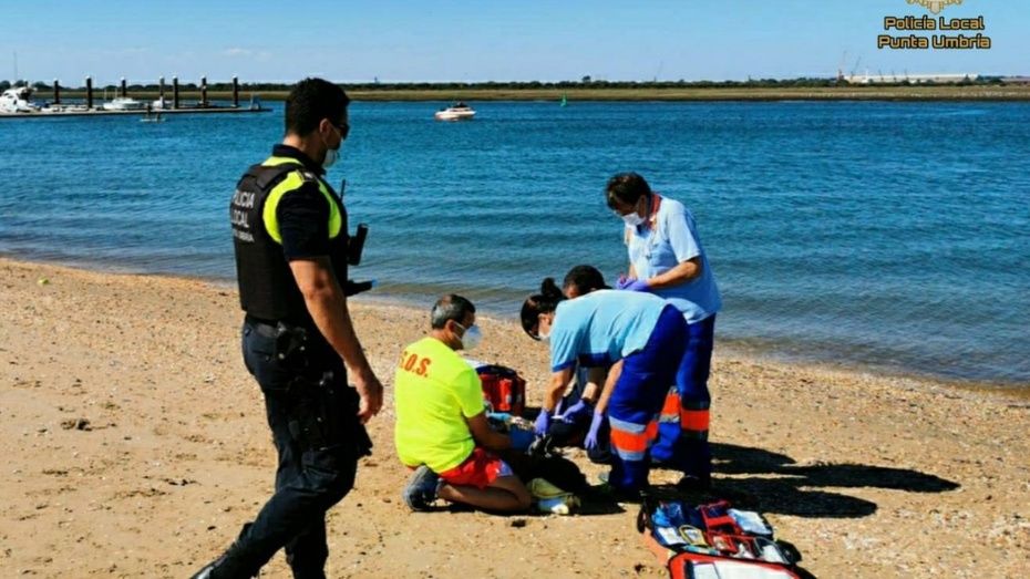 Fuera de peligro un joven que sufrió un corte de digestión y agotamiento por el esfuerzo en la playa de Punta Umbría