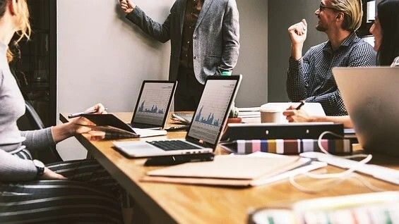 Oferta de trabajo de diez comerciales para vender seguros en Huelva y provincia