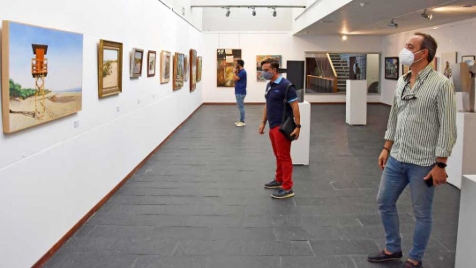 Punta Umbría exhibe sus fondos de la pinacoteca municipal en el centro cultural 