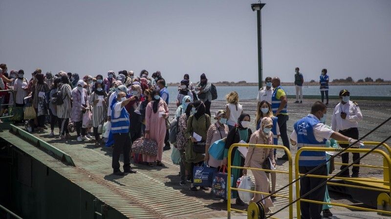 Embarcan para Marruecos desde el Puerto de Huelva las primeras 1.200 temporeras atrapadas del sector de la fresa