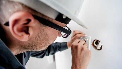 Se buscan seis electricistas y dos instaladores de pladur para trabajar en Huelva