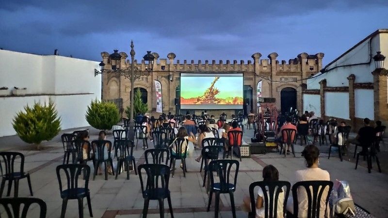 El cine al aire libre llegará este verano a 46 municipios onubenses menores de 5.000 habitantes