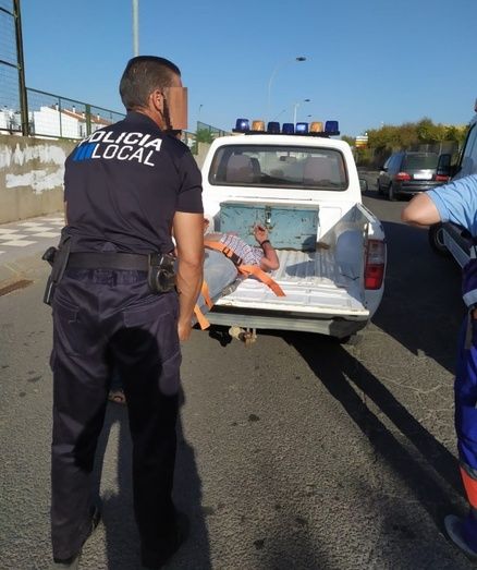Rescatan a un pastor de avanzada edad que sufrió un posible golpe de calor en una finca de Cartaya