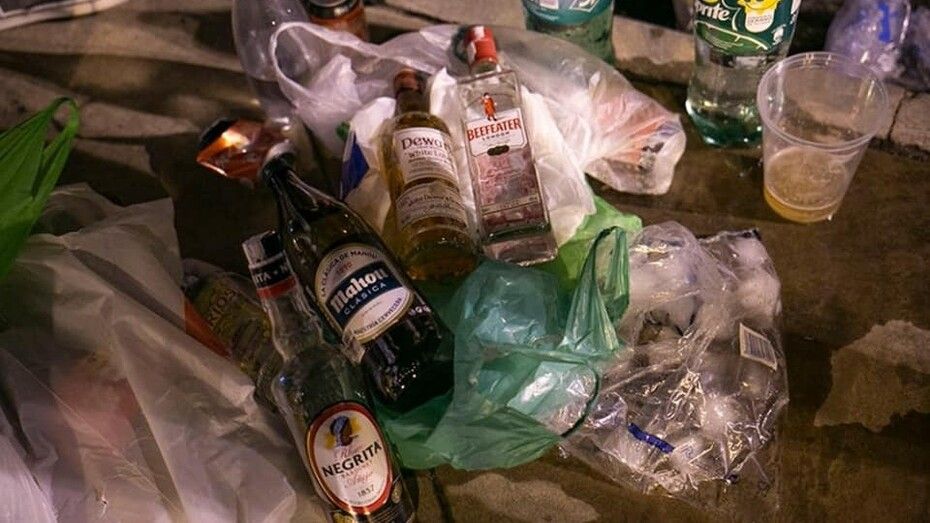 Dos agentes y un ertzaintza fuera de servicio disuelven un botellón con 200 personas en el paseo marítimo de la playa de Punta del Moral