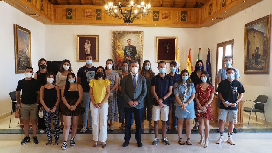 El Ayuntamiento de Palos entrega 23.000 euros a los jóvenes estudiantes de la localidad en becas