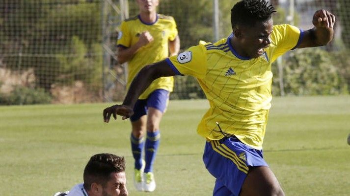 El nigeriano Peter refuerza la banda izquierda del Recre