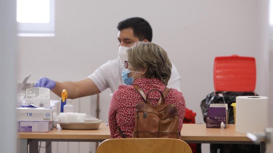 Huelva suma 68 positivos en una jornada con cinco muertes en Andalucía y subida de tasa