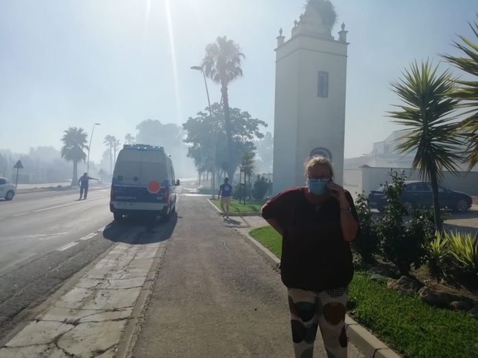 La alcaldesa de Almonte llama a la calma tras controlarse el incendio a la entrada del pueblo