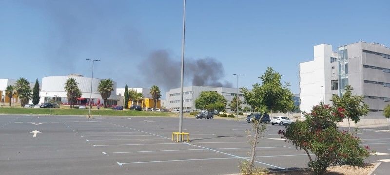 Gran susto al lado de la gasolinera de la Avenida Andalucía con el incendio de un camión de la limpieza