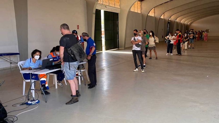 Jornada de inmunizaciones masivas en el Muelle de Levante