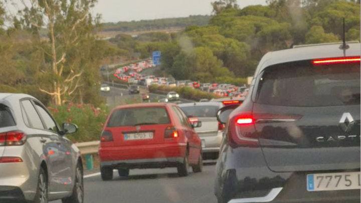 El herido en el accidente que provocó retenciones hacia Punta Umbría tiene 58 años y está en el Hospital Juan Ramón Jiménez