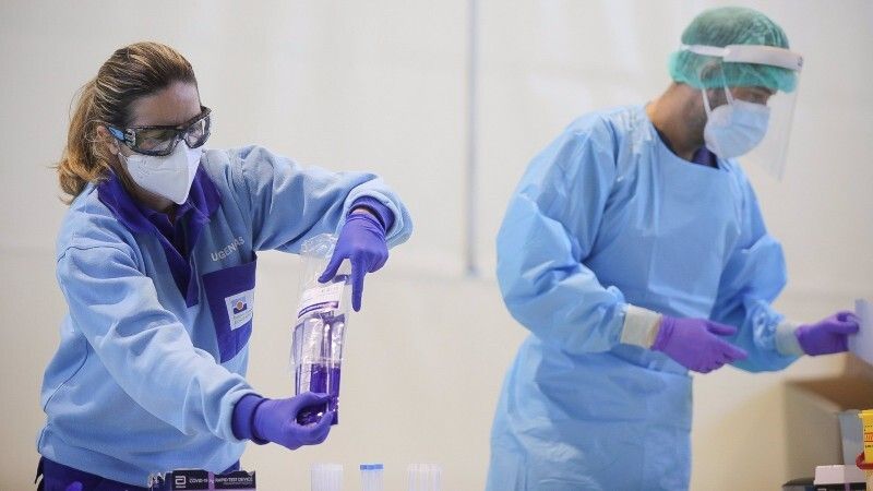 Huelva vuelve a rozar los 300 positivos por coronavirus y Andalucía suma 13 muertes