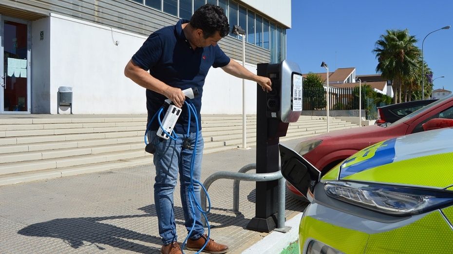 San Juan del Puerto estrena cuatro puntos de recarga para vehículos eléctricos