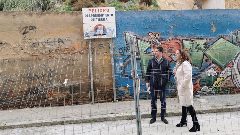 Alertan del riesgo de derrumbe del muro de la calle Aragón