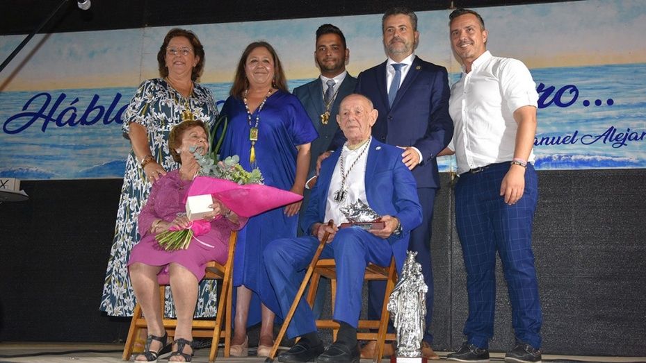 Antonio Sacramento recibe el homenaje de Punta Umbría al marinero de mayor edad