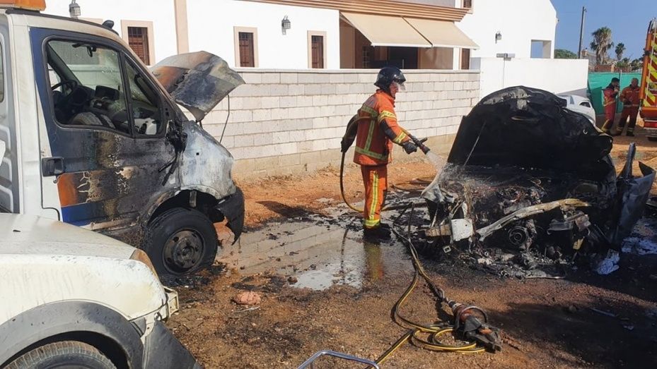 Arden varios vehículos en la urbanización Villa Antonia de Ayamonte