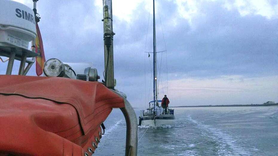 Remolcan hasta Isla Cristina a un velero a la deriva tras ser atacado por cuatro orcas