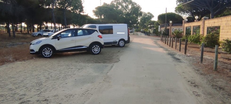 Usuarios del Camping Doñana invaden el carril bici para estacionar en zona prohibida