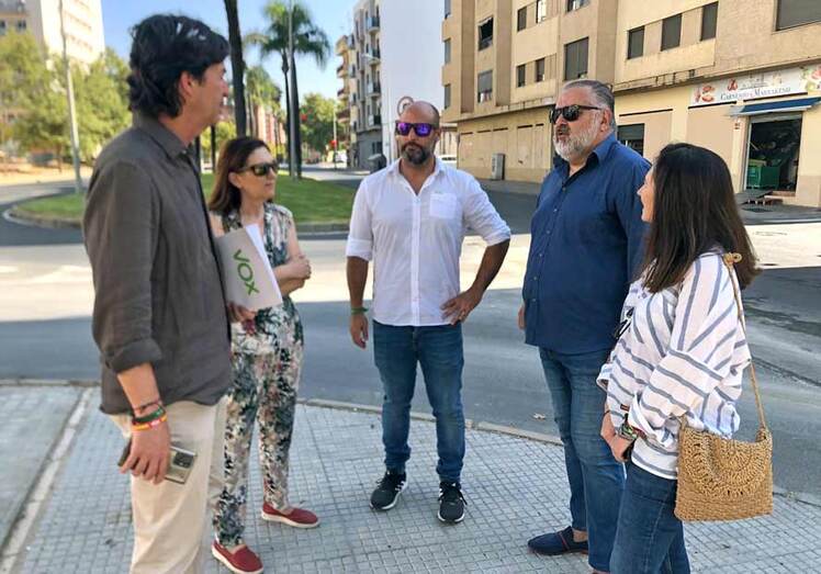 Vox alerta de las graves amenazas que están recibiendo los vecinos críticos con los okupas de la calle Tharsis