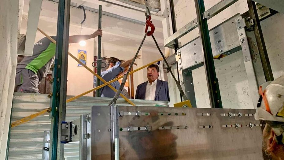 Junta y Ayuntamiento pagan la instalación del ascensor a diez comunidades de la capital