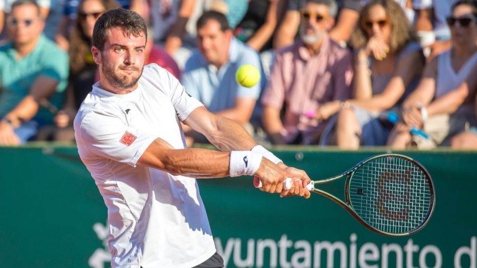 Alejandro Davidovich defenderá en la final su título de Copa del Rey tras batir a Pedro Martínez (6-2, 6-0)