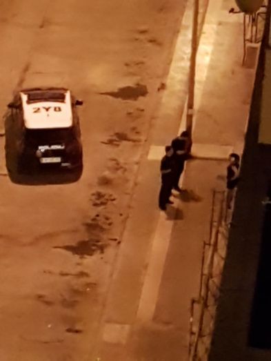 Varios agentes tienen que sofocar una nueva pelea entre okupas en la avenida Costa de la Luz