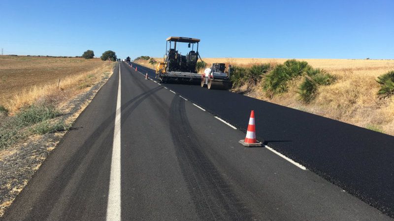 Diputación inicia obras de mejora en varias carreteras de Moguer y Escacena