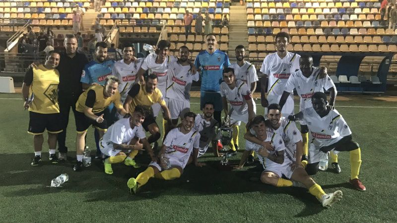 Miguel Reina le da el Trofeo Antonio Concepción Reboura al San Roque ante el Ayamonte