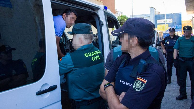 Prisión sin fianza para el acusado de apuñalar al policía local de Punta y libertad provisional para su hermano