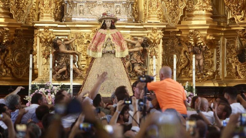 La Virgen del Rocío sale de su ermita para procesionar por la aldea antes de su traslado a Almonte