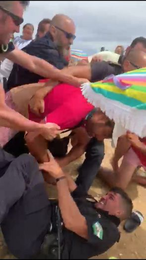 Apuñalan al jefe de la Policía Local de Punta Umbría en una intervención contra la venta ambulante en la playa