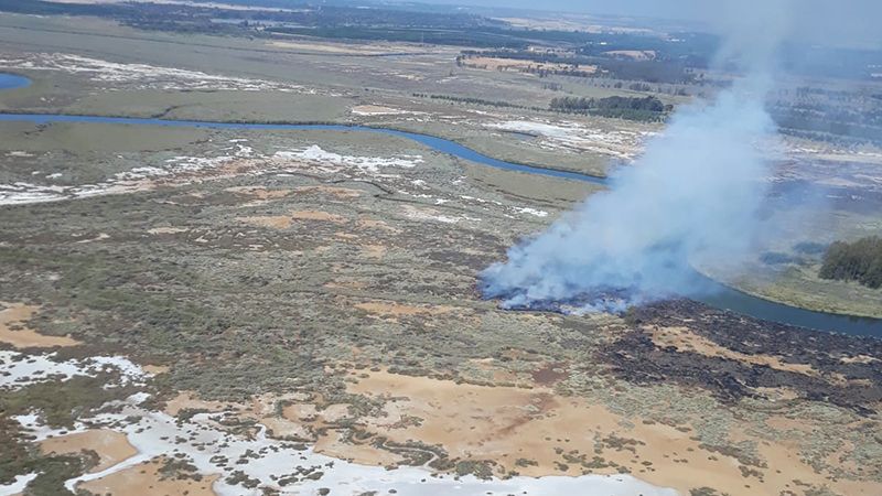 Controlado el incendio en la Marisma del Burro tras su reactivación esta mañana
