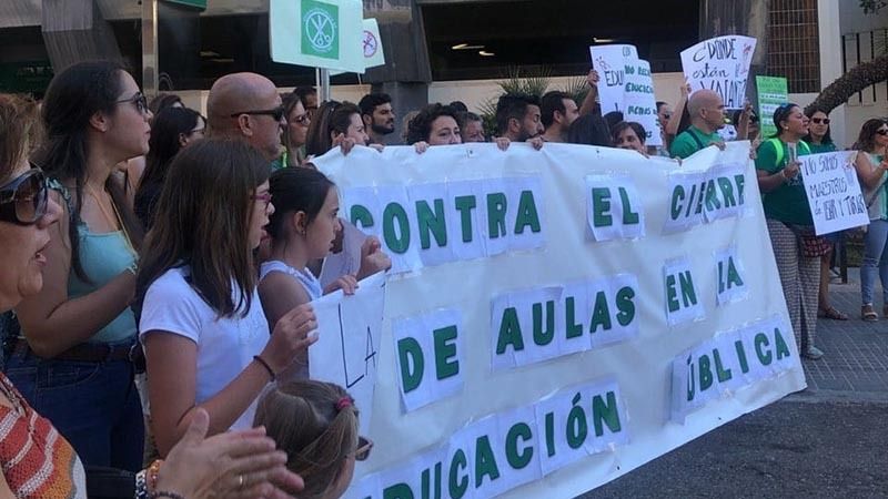 Docentes interinos se concentran contra los 'recortes' en la Educación Pública