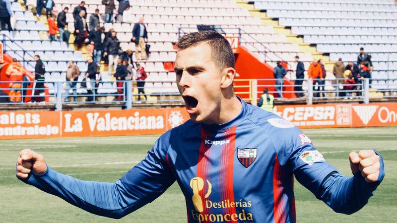 El Recre logra la cesión del central del Extremadura Borja García
