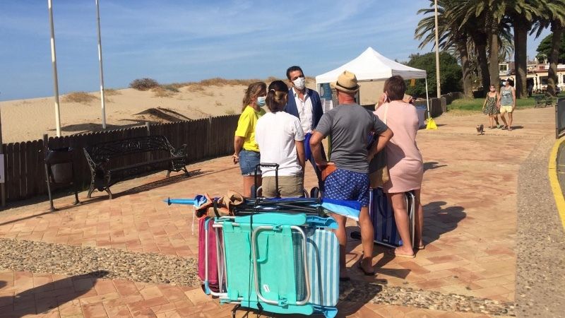 La Diputación inicia en Isla Canela una campaña de sensibilización para fomentar la adopción y el no abandono de animales