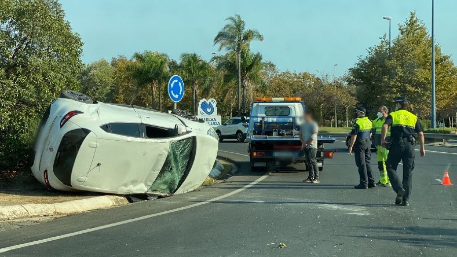 Vuelco en la rotonda de entrada al Puente del Odiel