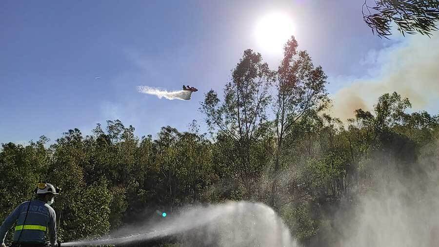Un jornada marcada por el viento frustra los intentos de controlar el incendio de Almonaster
