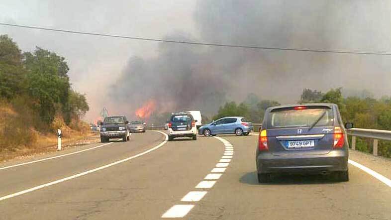 El incendio se acerca a Valverde y obliga a desalojar a decenas de vecinos de El Pozuelo