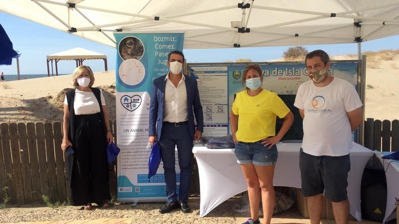 La Diputación inicia en Isla Canela una campaña de sensibilización para fomentar la adopción y el no abandono de animales 